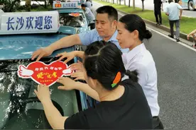 爱心车队为高考学子送考18年 送考覆盖全市所有考点图片