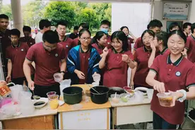 浙江金华一中学校内“摆地摊”，高三学生玩套圈减压图片