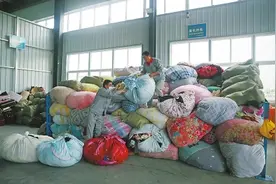 郑州每月回收约500吨旧衣服 回收箱里的旧衣服都去哪儿了？图片