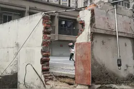 为砸墙开门 六安两小区居民闹掰了图片