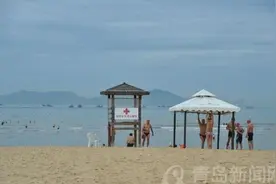 走进青岛第一海水浴场 沙滩浮雕瑜伽大姨和脸基尼图片