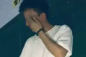 高三学生教室里齐唱《再见》 歌声哽咽唱哭硬汉班主任视频封面