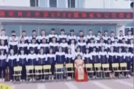 辽宁阜新：老师身披嫁衣赶去拍毕业照 感动全班同学视频封面