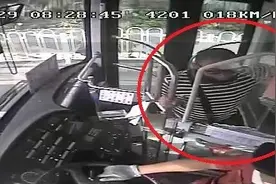 广州一男子砸烂公交车防护玻璃致司机受伤，警方通报来了图片