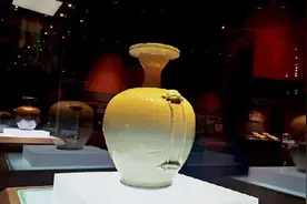 「草原宝藏」白釉盘口穿带瓶图片