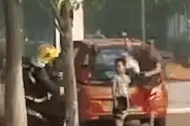 消防员以头挡刀救下6岁男童，网友：这是多大的勇气，英雄图片