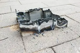 人行道“钢牙咬人”被“爱管闲事”的巡防员拿铁锤“秒断”图片