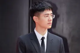 刘昊然身着黑色西装 少年感十足图片