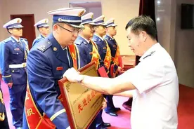 百米高楼救人、16年坚守基层……济南这些消防员成“身边榜样”图片