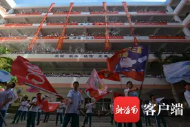 壮观！海南侨中千余高考生“喊楼”释压图片