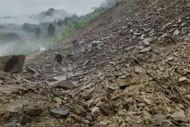 湖北利川大岩山体滑坡：交通已中断，无绕行线路图片
