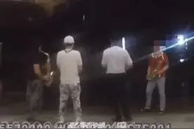 大爷大妈沉迷吹奏萨克斯，小区居民受不了图片