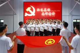 浙江省春晖中学组织学生参观红色教育基地图片