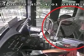 上错短线车，广州6旬老汉一拳打碎公交驾驶室玻璃图片