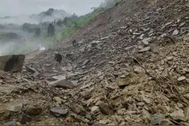 湖北利川大岩山体滑坡：交通已中断，无绕行线路图片