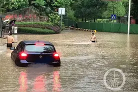 最暖心期末考试：因为暴雨 考试延后一天……图片