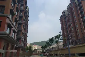 济南一小区交钱两年多，房产证还没办下来，开发商：正在办理中图片
