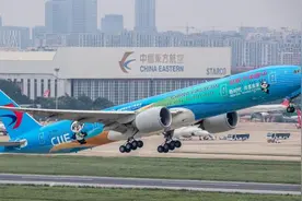 全球首架“进博号”主题彩绘飞机首航，载两百名旅客飞往成都图片