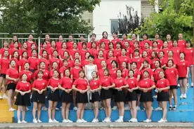 63秒丨班里唯一的男生穿婚纱拍毕业照 女同学偷偷准备的“惊喜”图片