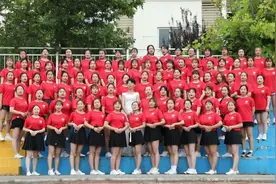 63秒丨班里唯一的男生穿婚纱拍毕业照 女同学偷偷准备的“惊喜”图片