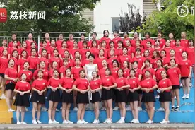 班里唯一男生穿婚纱拍毕业照 男生：一开始我是拒绝的图片