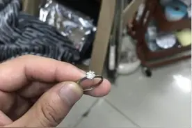 杭州一女司机涂了个护手霜，不小心把结婚钻戒给弄丢了图片