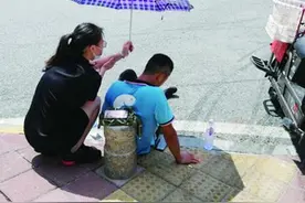 烈日下受伤 热心人撑伞｜爱心厦门图片