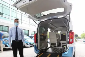 轮椅上车3分钟搞定！深圳纯电动无障碍出租车投入运营图片