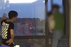 亲妈抱着5岁儿子要跳楼！获救后男孩崩溃大哭，这时消防员撒了个谎图片