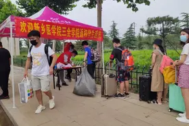 老师专车接站，院长亲自送饭，新乡这所高校好暖图片