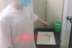 杭州男子“误入大厦女厕”后“好奇心泛滥”，拍了几张模糊照片后，邻厕马上报了警图片