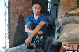 湖北京山“残疾大叔”手摇小三轮做义工13年图片