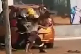 一精神病男子持刀劫持6岁男童，消防员以头挡刀！画面曝光，头盔伤痕累累图片