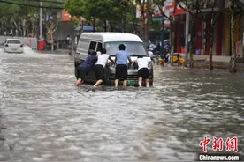 持续降雨致昆明城区多处“看海”消防已营救疏散被困人员40人图片