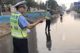 雨中电线垂落打火，郑州交警紧急疏散行人图片