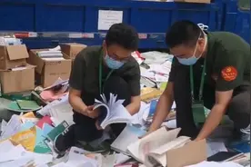 心也太大了吧？毕业生把证书扔了视频封面
