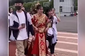 高三老师婚礼当天穿喜服拍毕业照，希望同学们不负时光图片