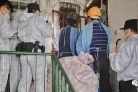 恶臭扰邻8年！男子家里清出3卡车垃圾，还没完…图片