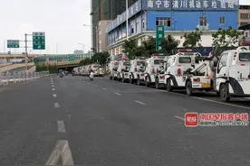 “拖车大军”出动！南宁清厢快速路立交桥底51辆违停车辆被拖走图片
