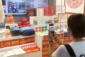 骑手“战袍”在四川博物馆展出 外卖小哥疫情期间送外卖超5000单图片