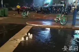 合肥笔峰路多处窨井盖雨后又开始冒水 空气中有臭味图片