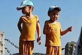 千佛山顶遇俩娃儿，活泼可爱萌到家图片