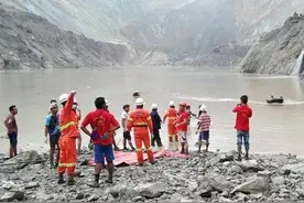 缅甸帕敢翡翠矿区塌方已致113人遇难，违规开采矿坑内宛若“海啸”图片