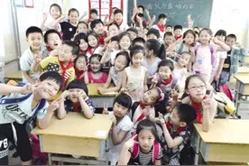 47个小学生照顾一名同学6年“我不想毕业，想和你们永远在一起”图片