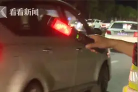 男子骑摩托车赴宴 却被朋友一个操作送进交警队图片