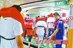 厦门轮渡首度直播客运船舶应急演练 近10万网友观看图片