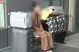 遭遇情变？女子呆坐街头十多天拒绝帮助：我在等男朋友回来视频封面