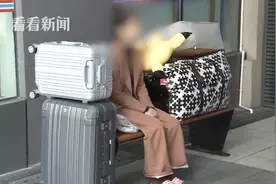 遭遇情变？女子呆坐街头十多天拒绝帮助：我在等男朋友回来图片