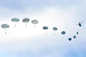 6名美国伞兵空降时飘离原定路线 结果掉进树丛里受伤图片