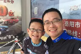 父亲陪儿子骑遍中国四大淡水湖，体育是最好的性格教育图片